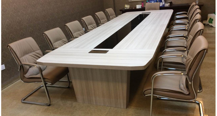 淡色风格会议桌